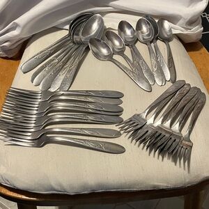 Older 1970s -1980s. 32 pc. Stainless Steele   8 settings.  Used but , very